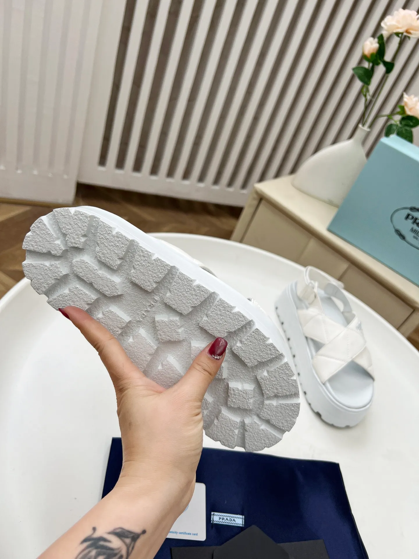 👟👟Ex-factory price 440👟👟 Prada/Prada 25ss summer new couple's beach thick-soled Birkenstock sandals. This shoe style is really a classic design that will not go out of style and is in line with everyone's current pursuit of comfortable and healthy wearing concepts. It is regarded by many domestic and foreign celebrities and fashionistas as an important choice for daily slippers. ✔Upper: imported super soft sheepskin ✔Inner lining: imported sheepskin ✔Hardware: Original molded split hardware ✔Outsole: Ultra-light, wear-resistant and non-slip foam sole ✔Number of yards: 35~40 (custom-made 40 pieces are non-refundable)